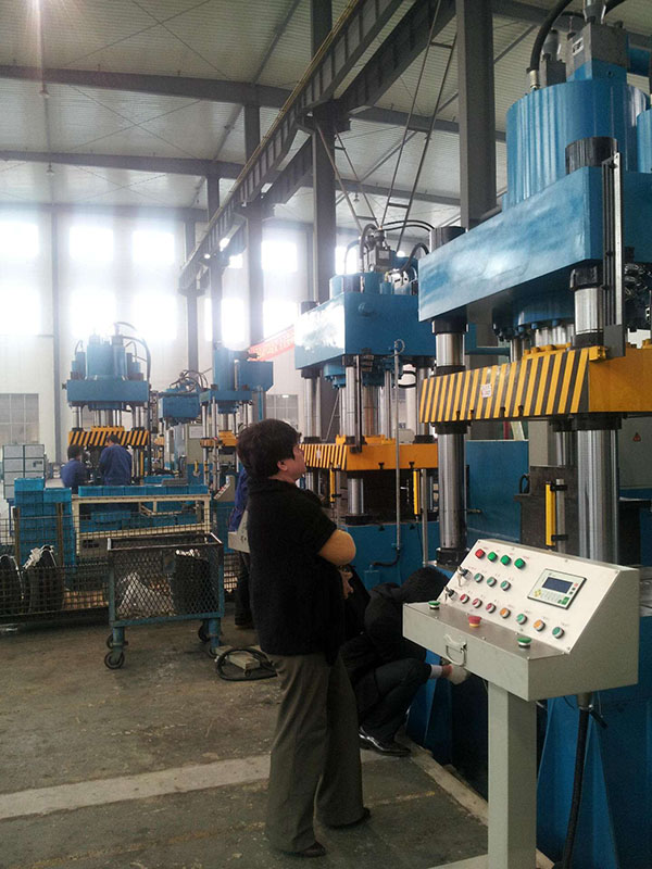 金屬液壓機使用現場